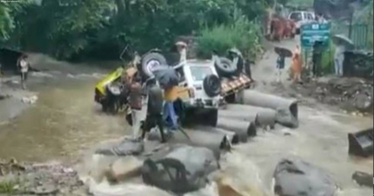HP: Heavy rainfall lashes Kullu, vehicles damaged